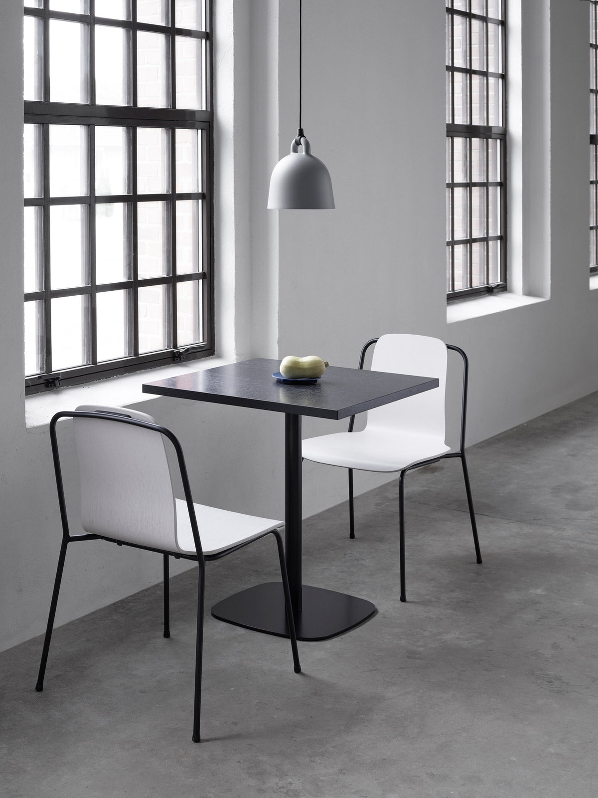 Bell Lampe x-klein EU in Grau präsentiert im Onlineshop von KAQTU Design AG. Pendelleuchte ist von Normann Copenhagen