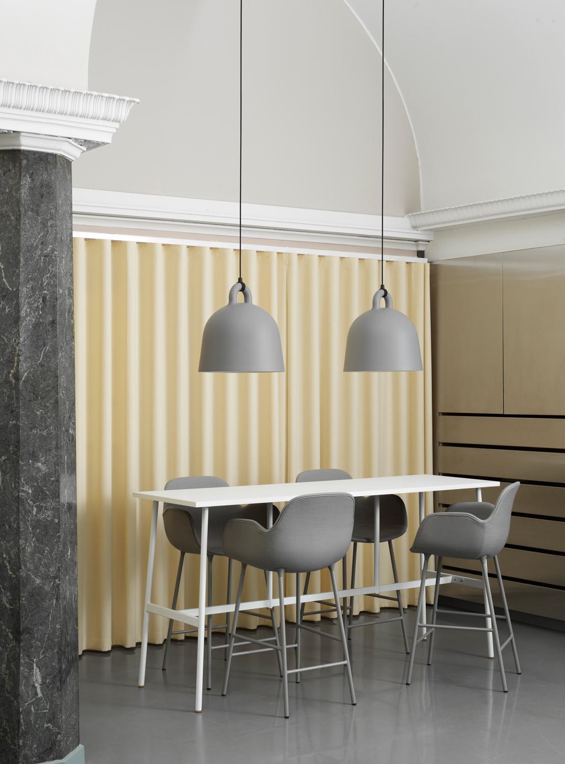 Bell Lampe medium EU in Grau präsentiert im Onlineshop von KAQTU Design AG. Pendelleuchte ist von Normann Copenhagen