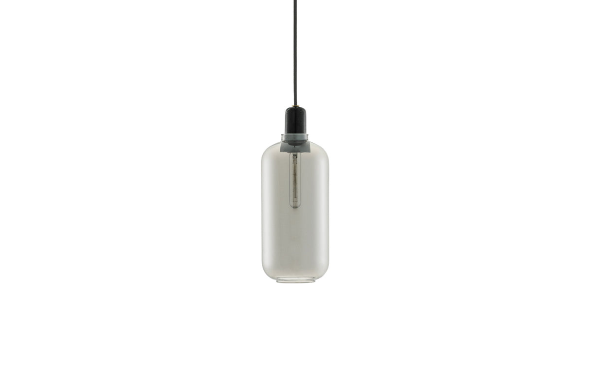 Amp Lampe gross EU in Rauchschwarz präsentiert im Onlineshop von KAQTU Design AG. Pendelleuchte ist von Normann Copenhagen