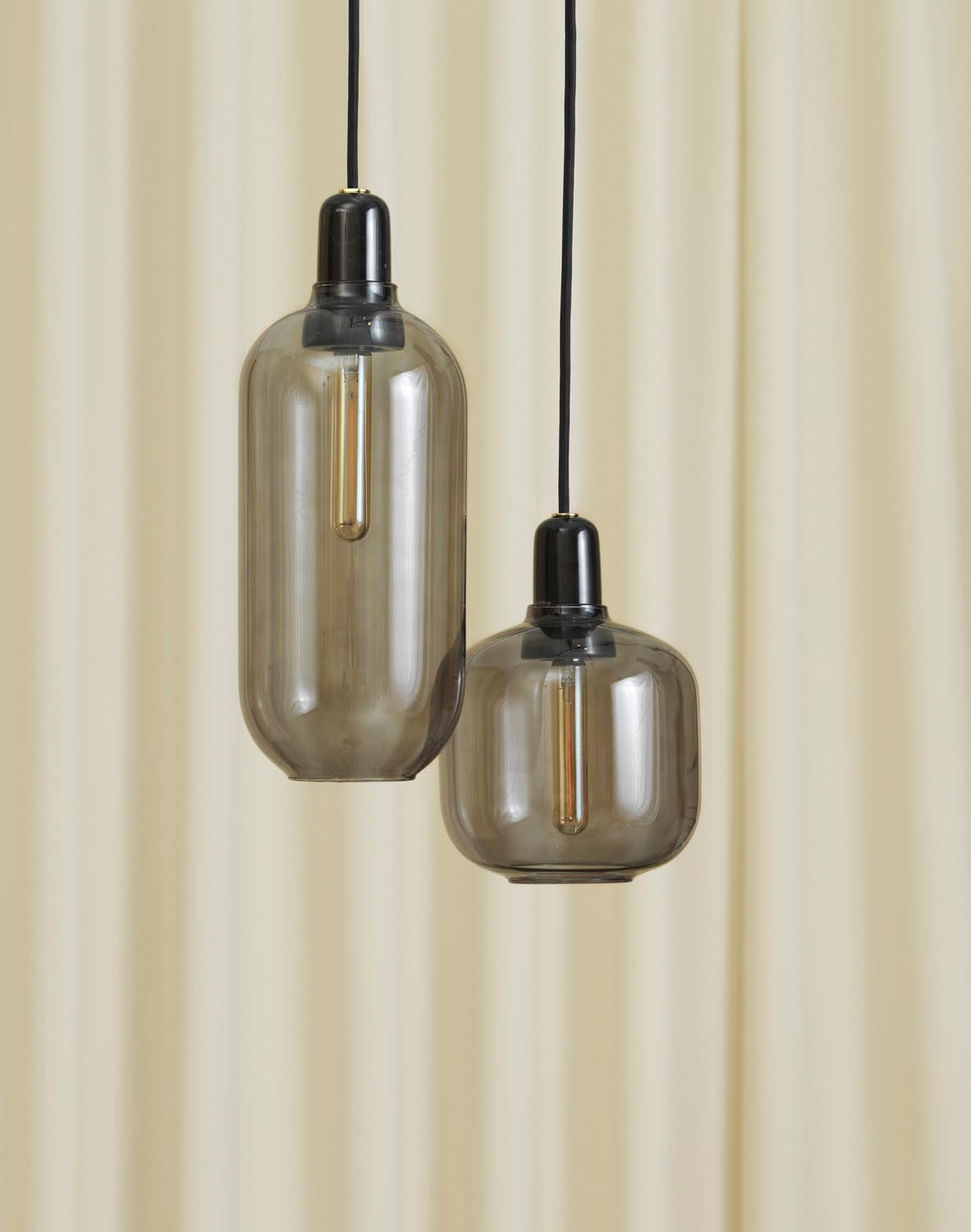 Amp Lampe gross EU in Rauchschwarz präsentiert im Onlineshop von KAQTU Design AG. Pendelleuchte ist von Normann Copenhagen