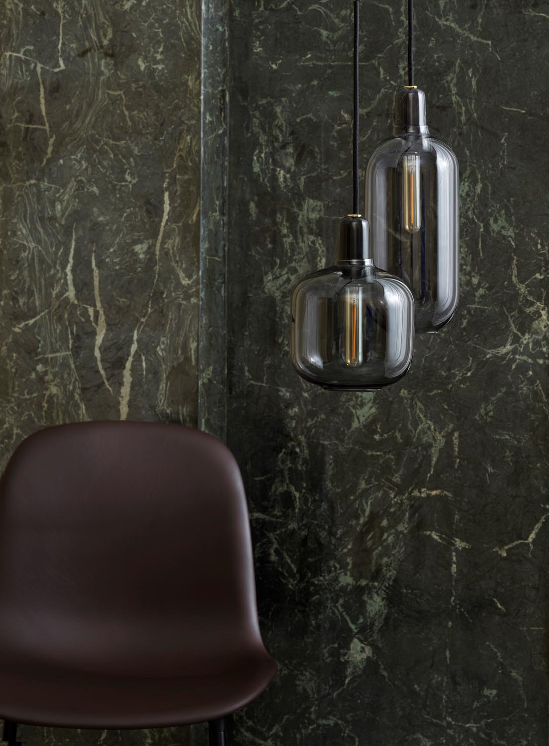 Amp Lampe gross EU in Rauchschwarz präsentiert im Onlineshop von KAQTU Design AG. Pendelleuchte ist von Normann Copenhagen