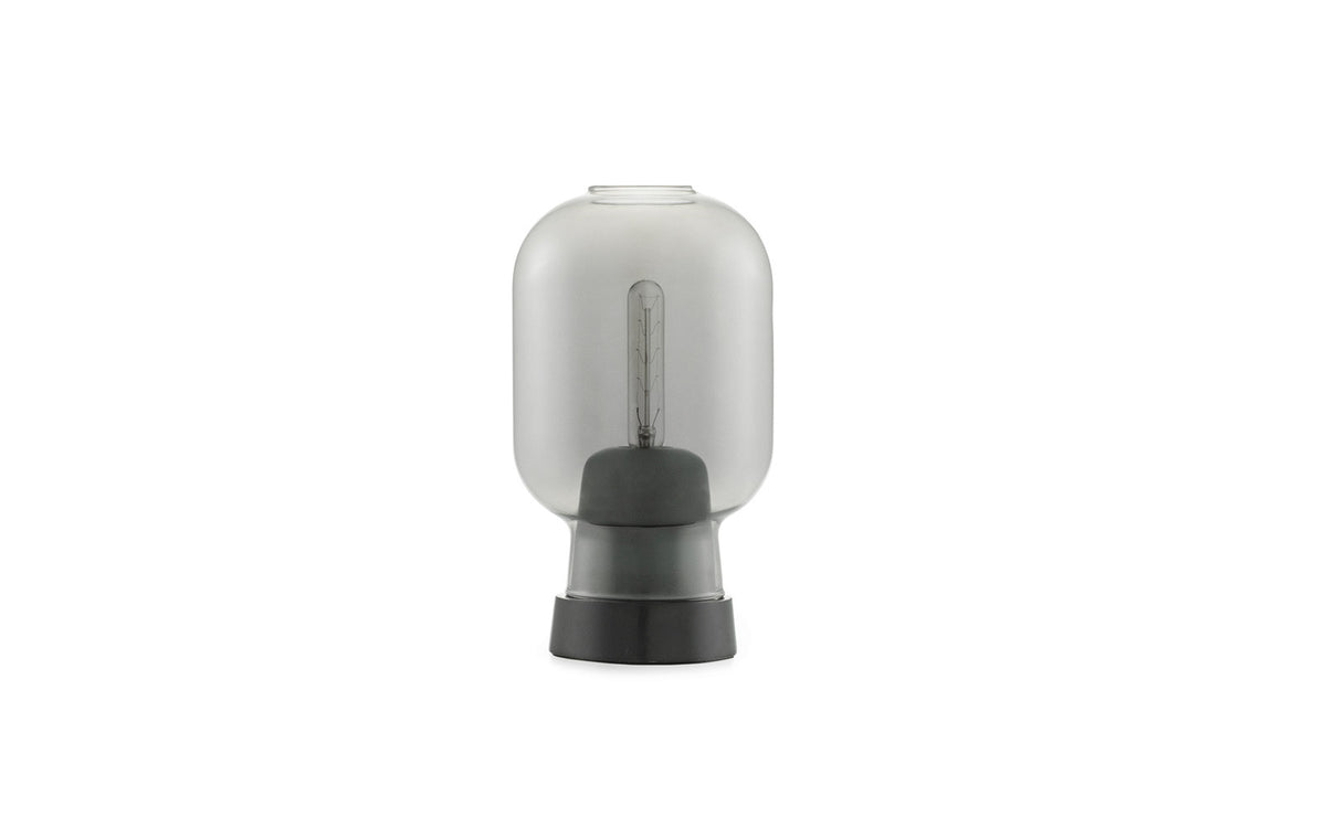 Amp Tischlampe EU rauchschwarz in Rauchschwarz präsentiert im Onlineshop von KAQTU Design AG. Tischleuchte ist von Normann Copenhagen