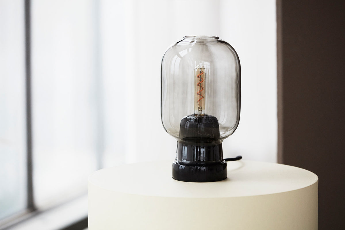 Amp Tischlampe EU rauchschwarz in Rauchschwarz präsentiert im Onlineshop von KAQTU Design AG. Tischleuchte ist von Normann Copenhagen