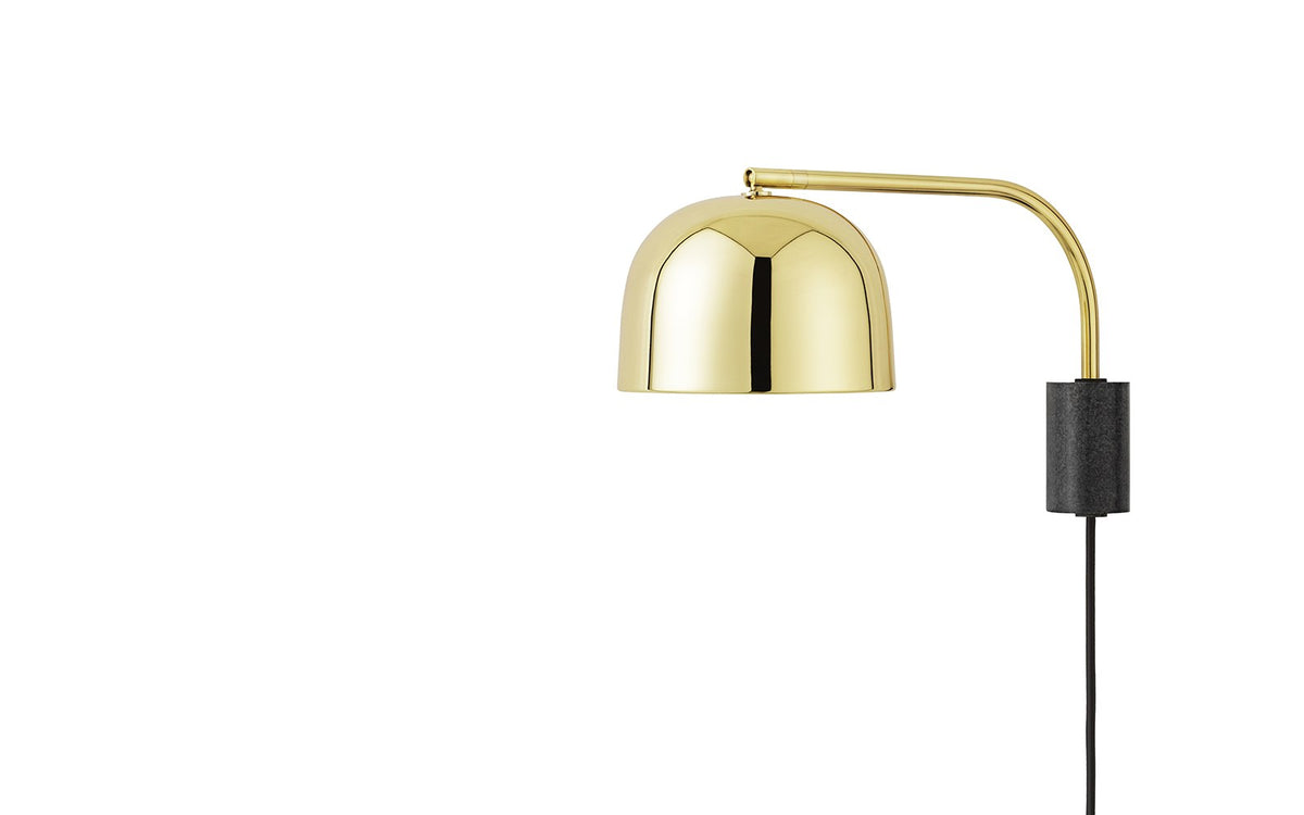 Wandleuchte Grant EU von Normann Copenhagen: Granit-Sockel in Metallic, schlanker Metallarm mit rundem Lampenschirm an Kugelgelenk.