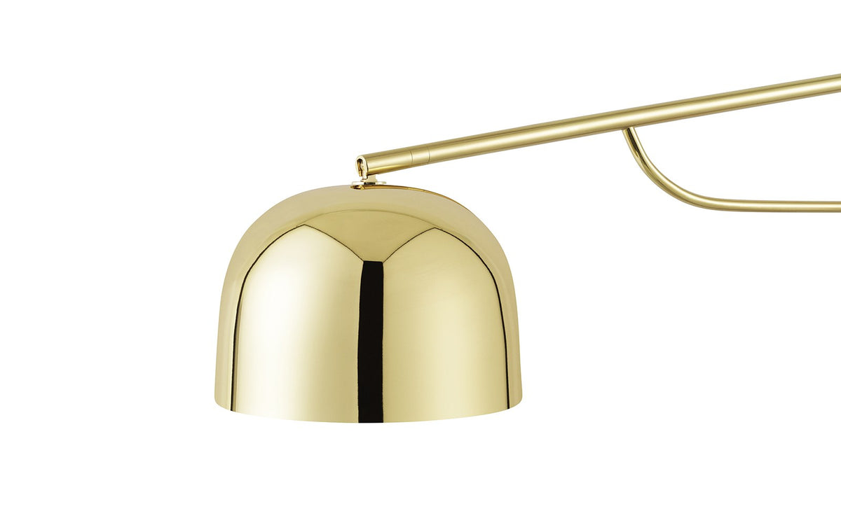 Wandleuchte Grant EU von Normann Copenhagen: Granit-Sockel in Metallic, schlanker Metallarm mit rundem Lampenschirm an Kugelgelenk.
