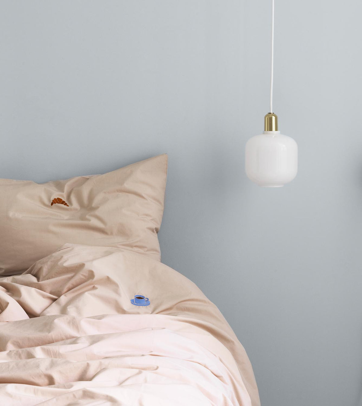 Amp Lampe klein EU in  präsentiert im Onlineshop von KAQTU Design AG. Pendelleuchte ist von Normann Copenhagen