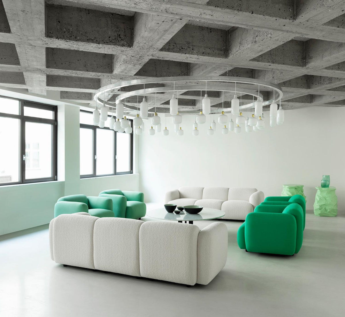 Amp Lampe gross EU in Weiss/Messing präsentiert im Onlineshop von KAQTU Design AG. Pendelleuchte ist von Normann Copenhagen