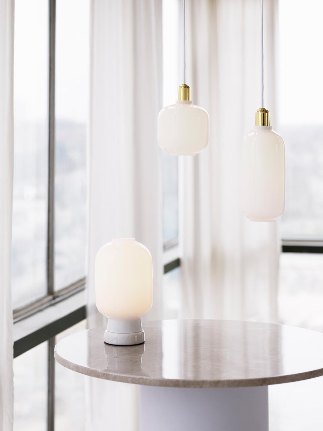 Amp Lampe gross EU in Weiss/Messing präsentiert im Onlineshop von KAQTU Design AG. Pendelleuchte ist von Normann Copenhagen