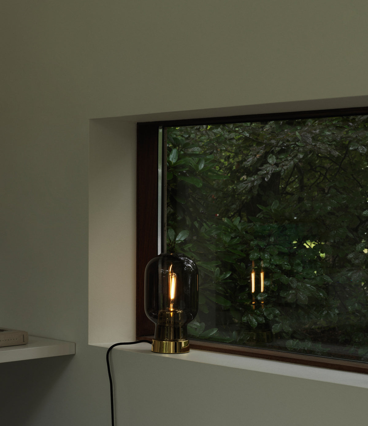 Amp Tischlampe EU Rauch/Messing in Rauch/Messing präsentiert im Onlineshop von KAQTU Design AG. Tischleuchte ist von Normann Copenhagen