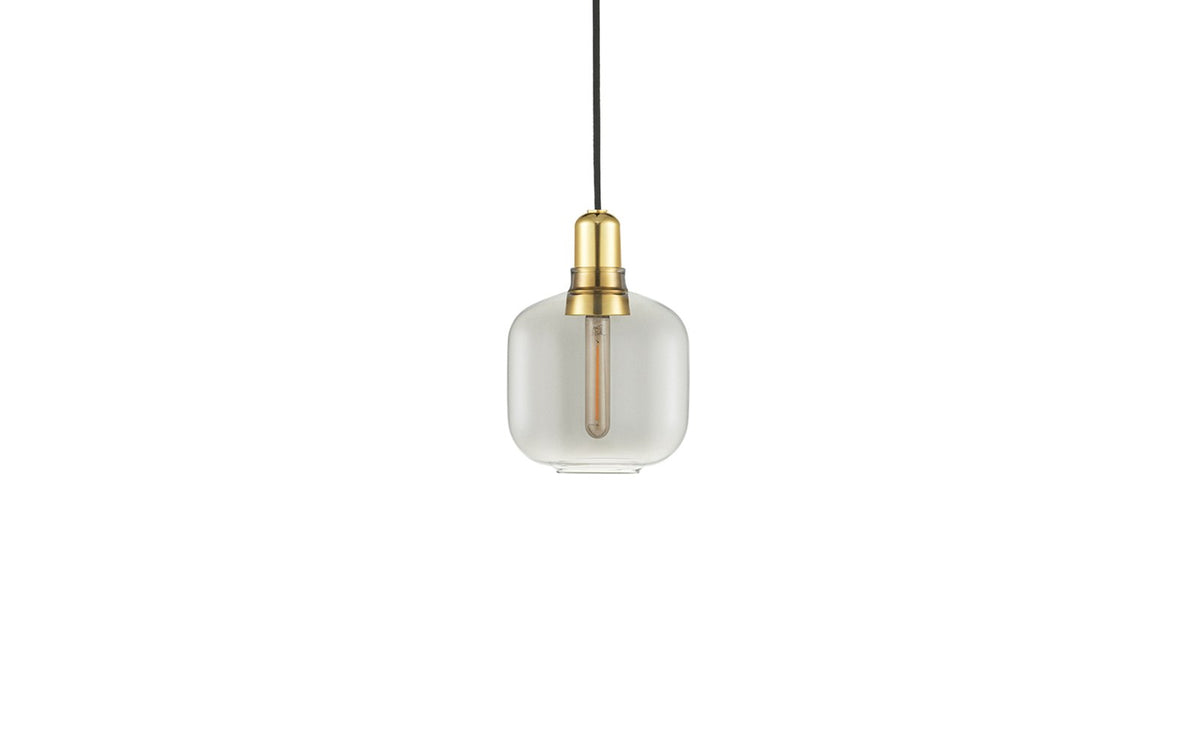 Amp Pendants von Normann Copenhagen: kleine Pendelleuchte mit rundem Glasschirm in Grau, Textilkabel und Deckenbaldachin, Design Simon Legald.
