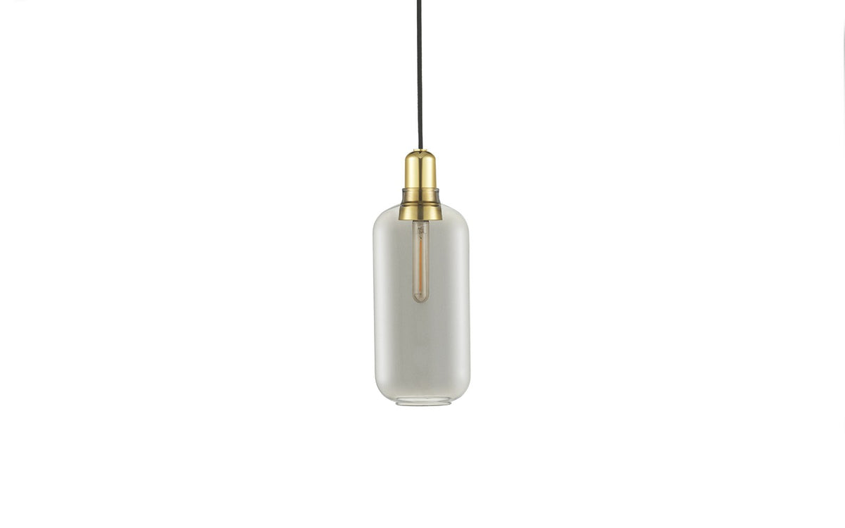 Amp Pendants von Normann Copenhagen: kleine Pendelleuchte mit rundem Glasschirm in Grau, Textilkabel und Deckenbaldachin, Design Simon Legald.