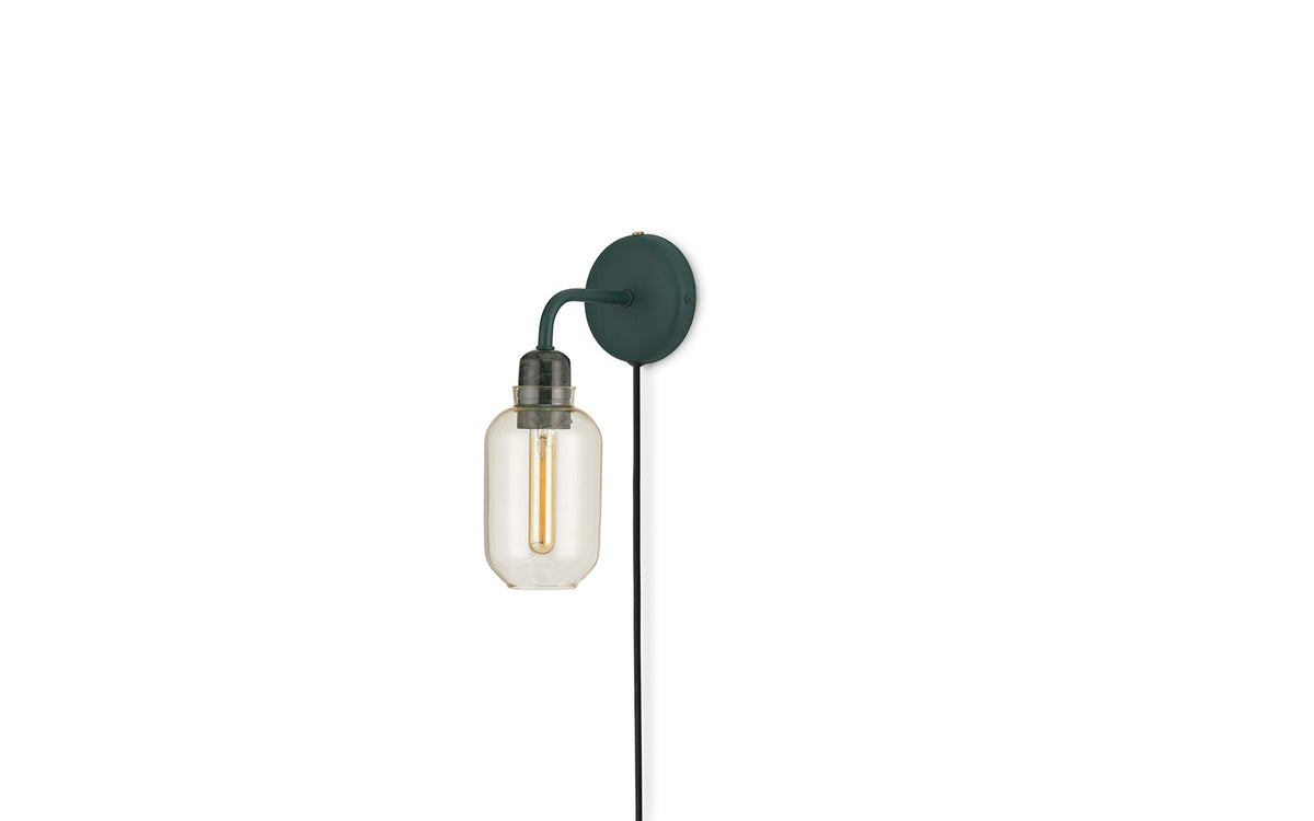 Amp Wandlampe EU in Gold/grün präsentiert im Onlineshop von KAQTU Design AG. Wandleuchte ist von Normann Copenhagen