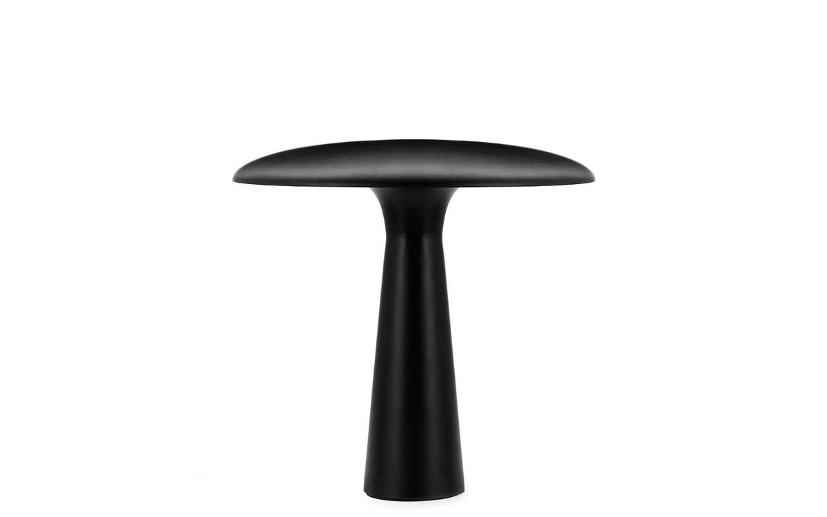 Shelter Tischlampe EU in Schwarz präsentiert im Onlineshop von KAQTU Design AG. Tischleuchte ist von Normann Copenhagen