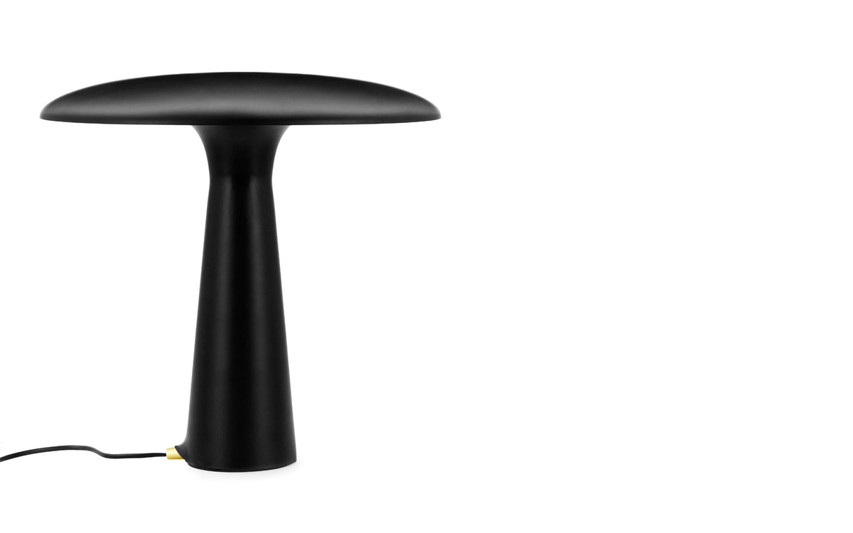 Shelter Tischlampe EU in Schwarz präsentiert im Onlineshop von KAQTU Design AG. Tischleuchte ist von Normann Copenhagen