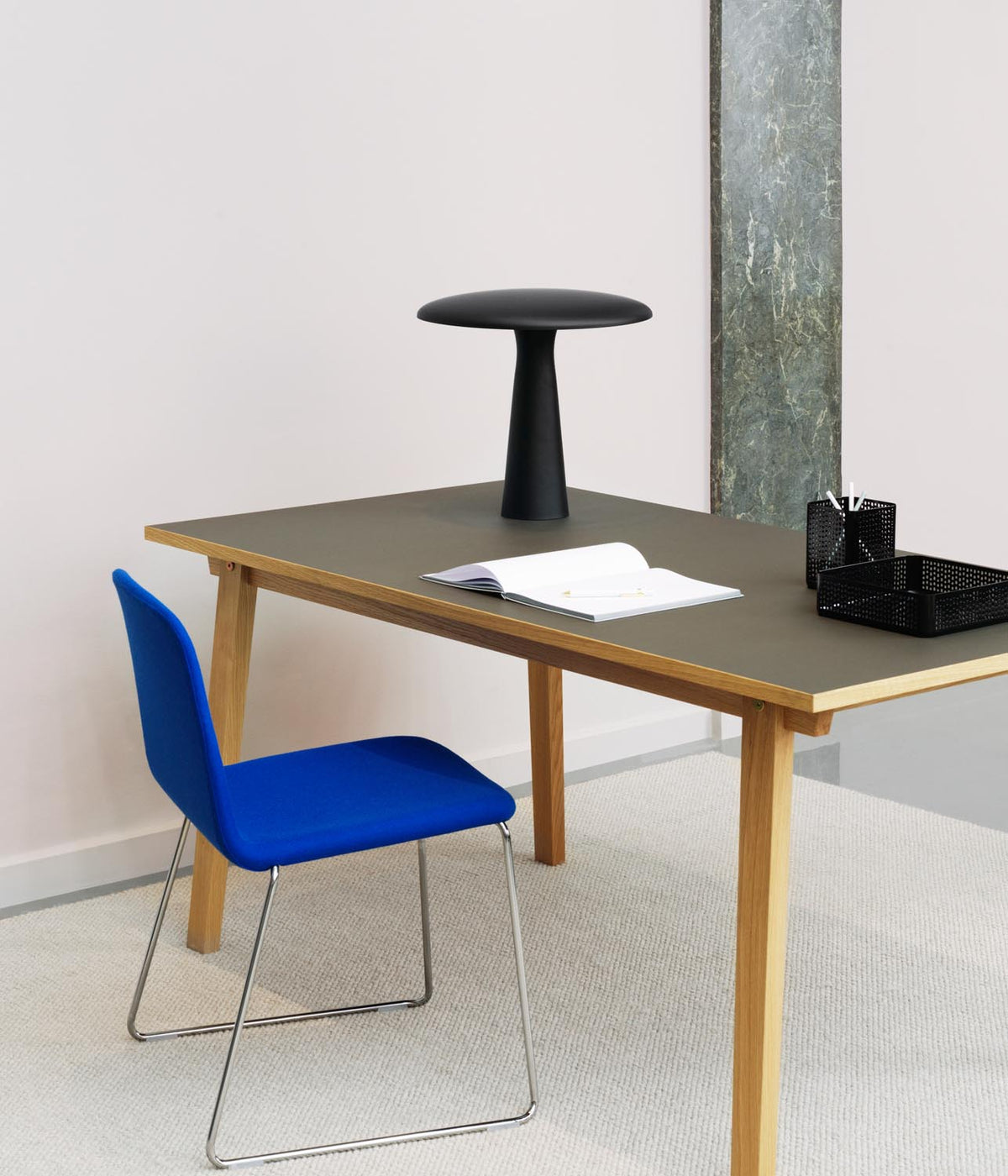 Shelter Tischlampe EU in  präsentiert im Onlineshop von KAQTU Design AG. Tischleuchte ist von Normann Copenhagen