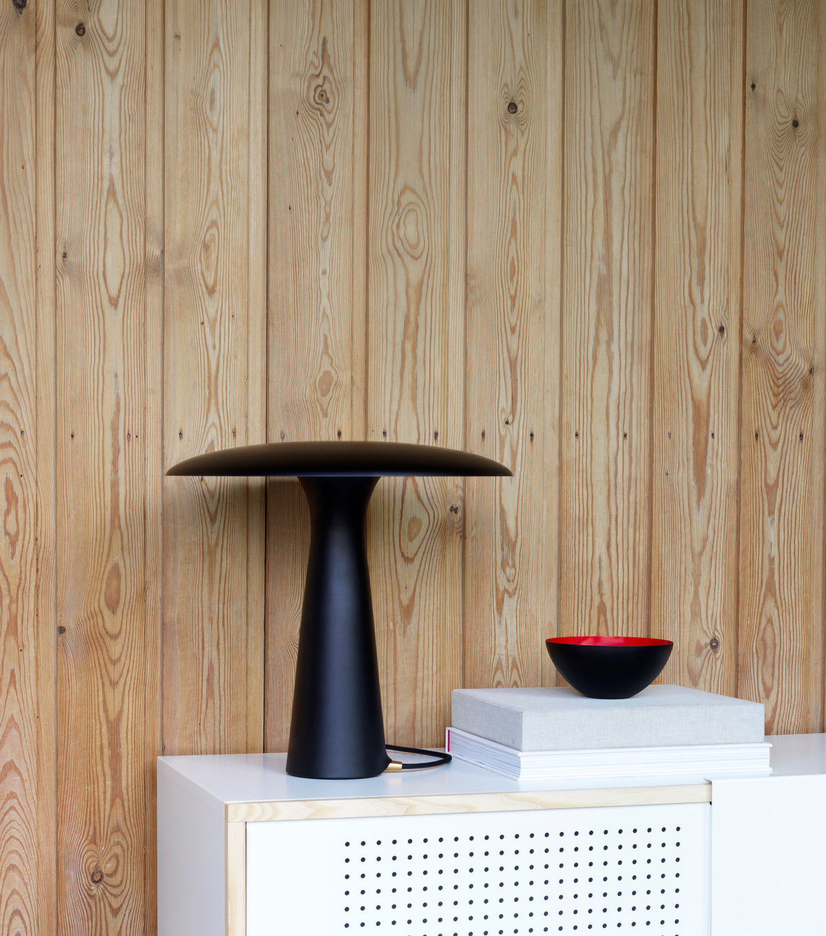 Shelter Tischlampe EU in Schwarz präsentiert im Onlineshop von KAQTU Design AG. Tischleuchte ist von Normann Copenhagen