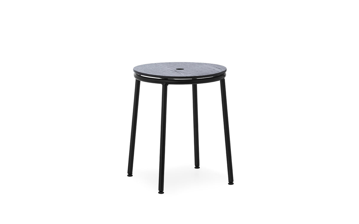 Circa Hocker in Schwarze Eiche präsentiert im Onlineshop von KAQTU Design AG. Hocker ist von Normann Copenhagen