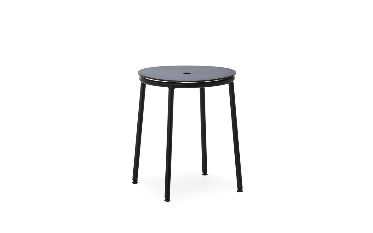Circa Hocker in Schwarzes Aluminium präsentiert im Onlineshop von KAQTU Design AG. Hocker ist von Normann Copenhagen