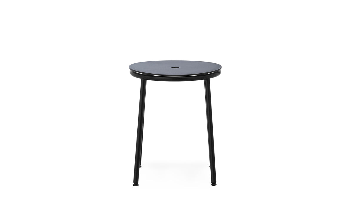 Circa Hocker in Schwarzes Aluminium präsentiert im Onlineshop von KAQTU Design AG. Hocker ist von Normann Copenhagen