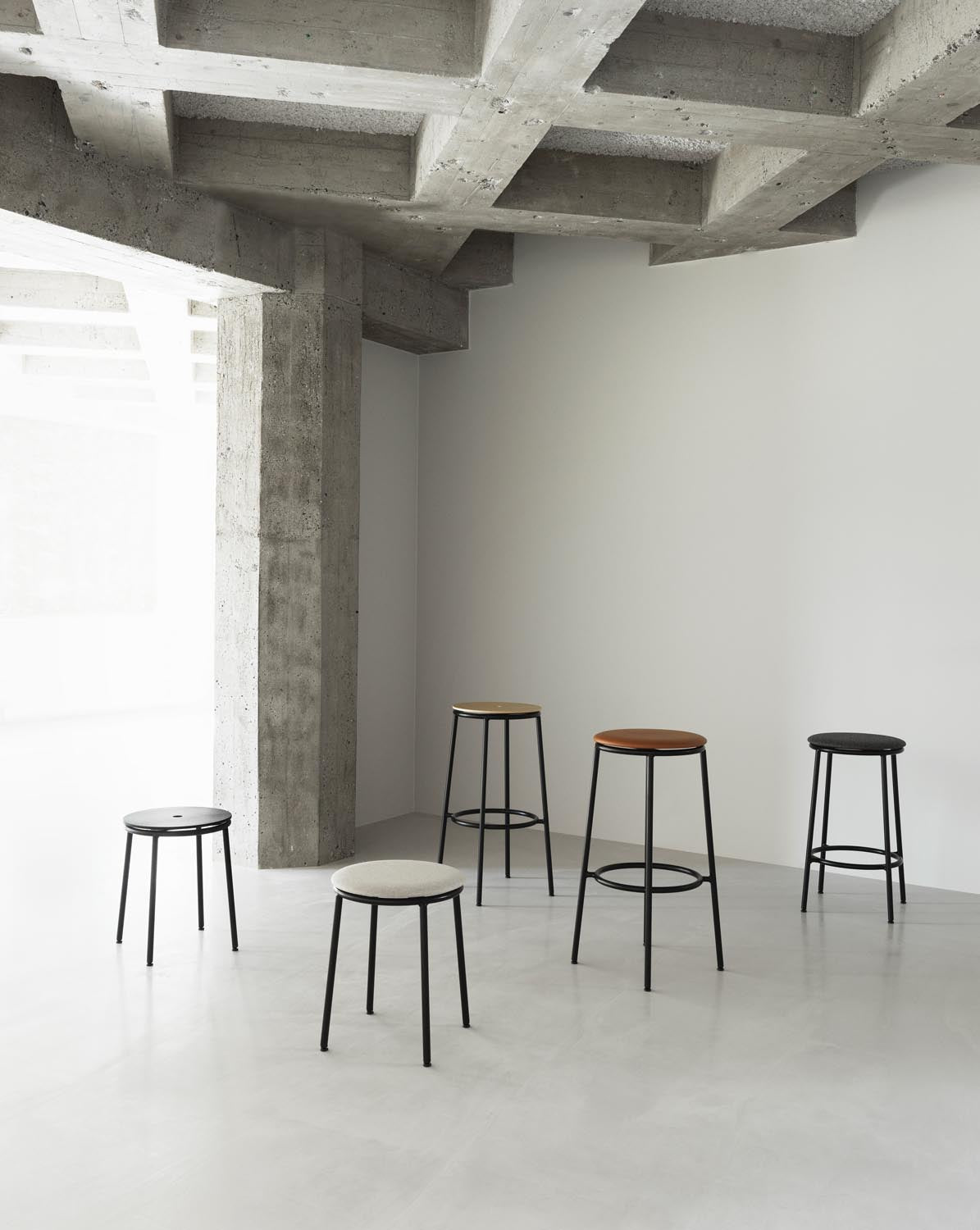 Circa Hocker in Schwarzes Aluminium präsentiert im Onlineshop von KAQTU Design AG. Hocker ist von Normann Copenhagen