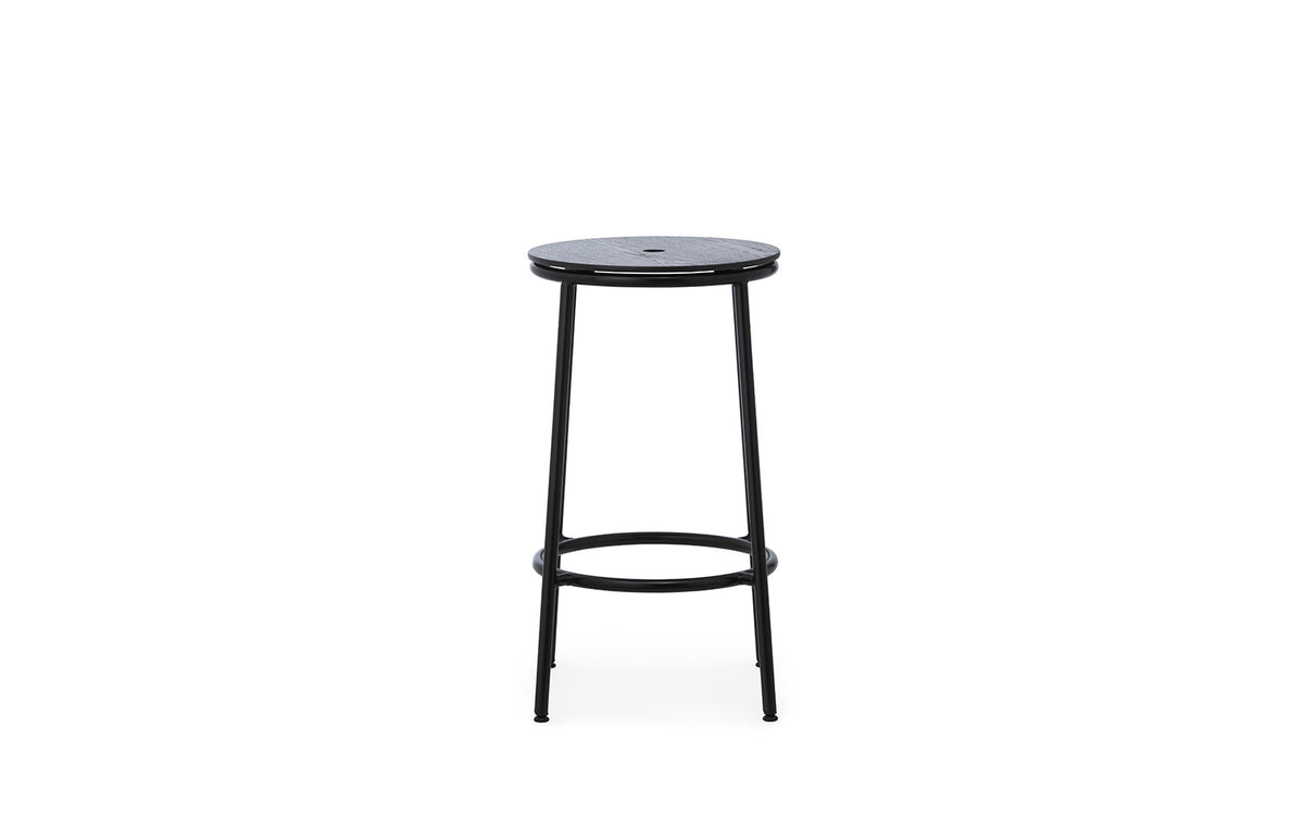 Circa Barhocker in Schwarze Eiche präsentiert im Onlineshop von KAQTU Design AG. Barhocker ist von Normann Copenhagen
