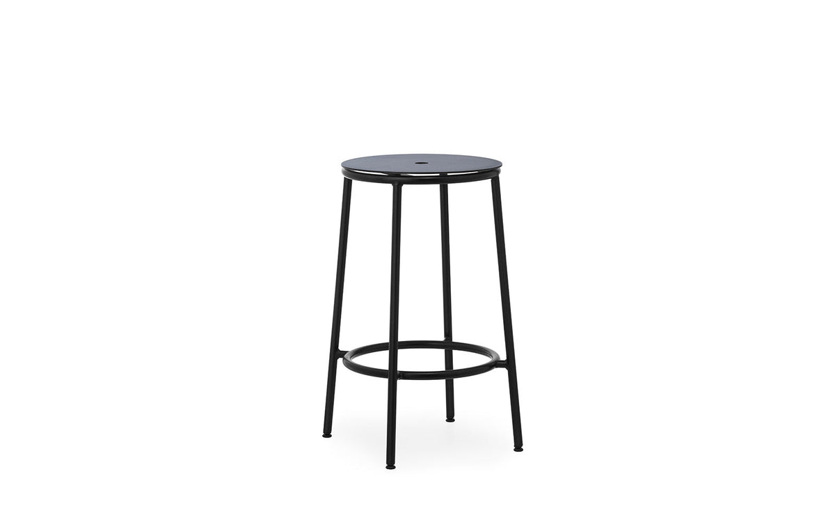 Circa Barhocker in Schwarzes Aluminium präsentiert im Onlineshop von KAQTU Design AG. Barhocker ist von Normann Copenhagen
