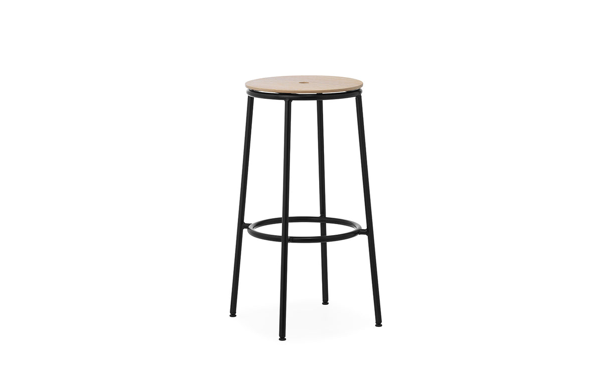 Circa Barhocker in Eiche präsentiert im Onlineshop von KAQTU Design AG. Barhocker ist von Normann Copenhagen