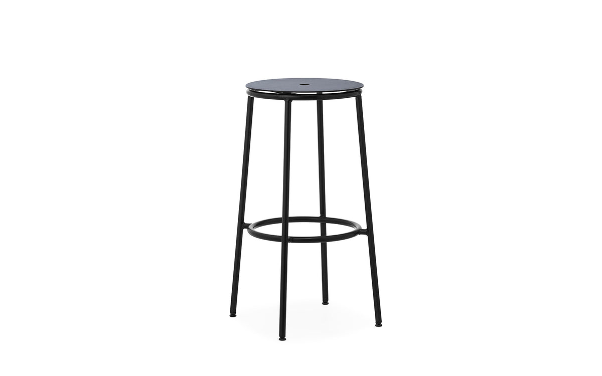 Circa Barhocker in Schwarzes Aluminium präsentiert im Onlineshop von KAQTU Design AG. Barhocker ist von Normann Copenhagen