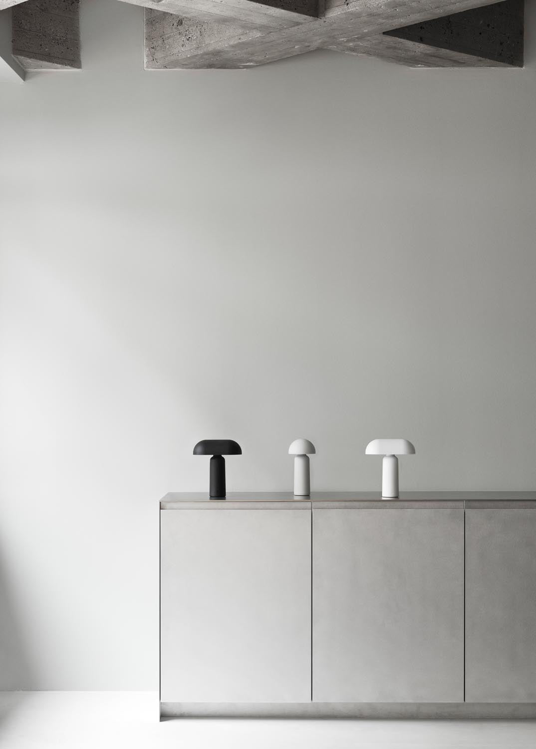 Porta Tischlampe Schwarz in  präsentiert im Onlineshop von KAQTU Design AG. Tischleuchte ist von Normann Copenhagen