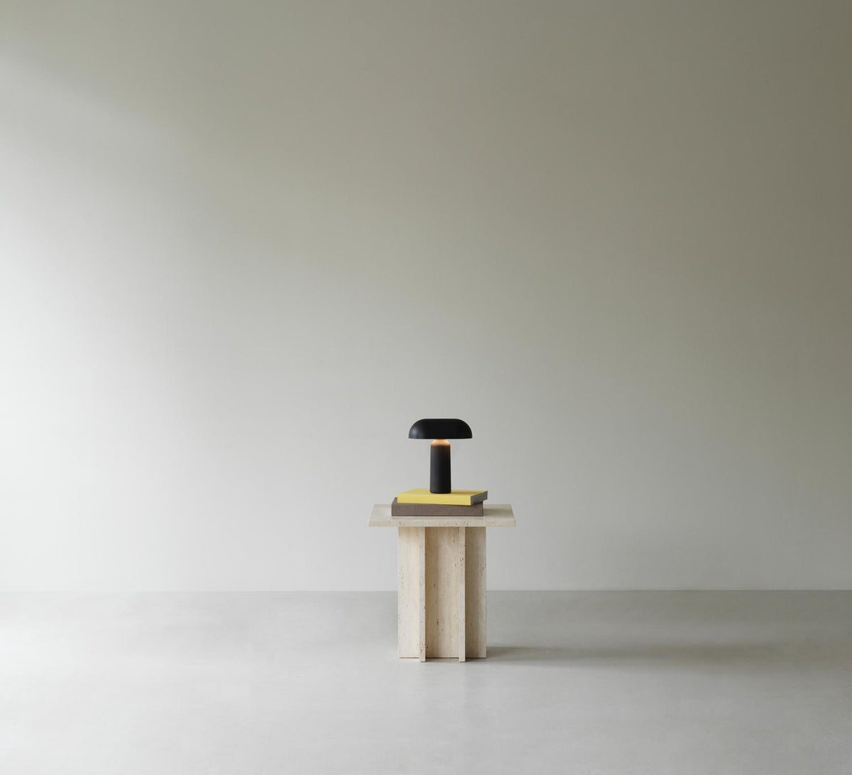 Porta Tischlampe Schwarz in  präsentiert im Onlineshop von KAQTU Design AG. Tischleuchte ist von Normann Copenhagen