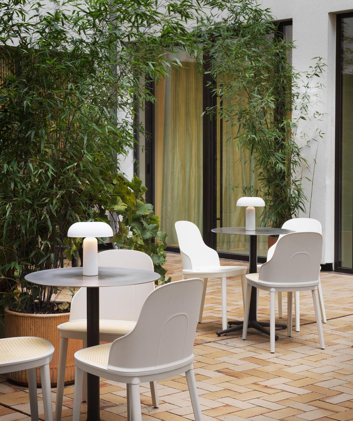 Porta Tischlampe Weiss in  präsentiert im Onlineshop von KAQTU Design AG. Tischleuchte ist von Normann Copenhagen