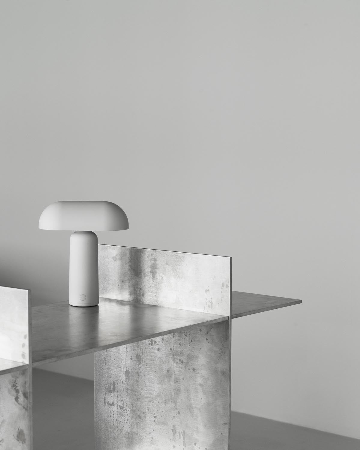Porta Tischlampe Grau in  präsentiert im Onlineshop von KAQTU Design AG. Tischleuchte ist von Normann Copenhagen