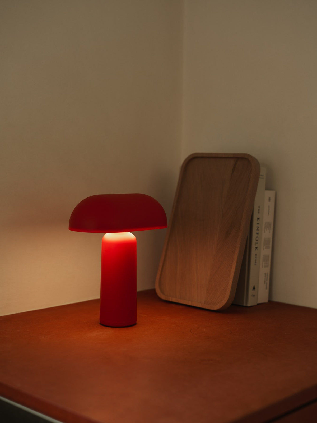Porta Tischlampe von Normann Copenhagen in Leuchtendes Rot: runder Sockel und zylindrischer Schirm aus ABS-Kunststoff mit Acryl-Diffusor.