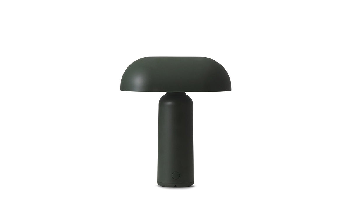 Porta Tischlampe von Normann Copenhagen in Leuchtendes Rot: runder Sockel und zylindrischer Schirm aus ABS-Kunststoff mit Acryl-Diffusor.