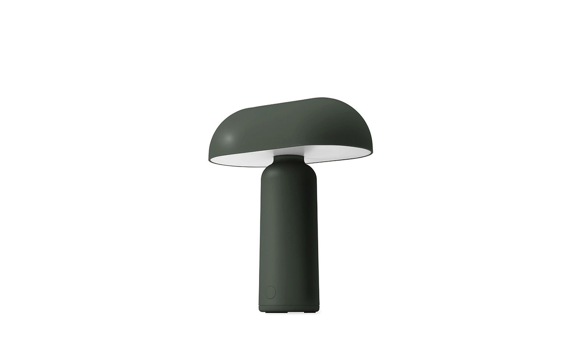 Porta Tischlampe von Normann Copenhagen in Leuchtendes Rot: runder Sockel und zylindrischer Schirm aus ABS-Kunststoff mit Acryl-Diffusor.