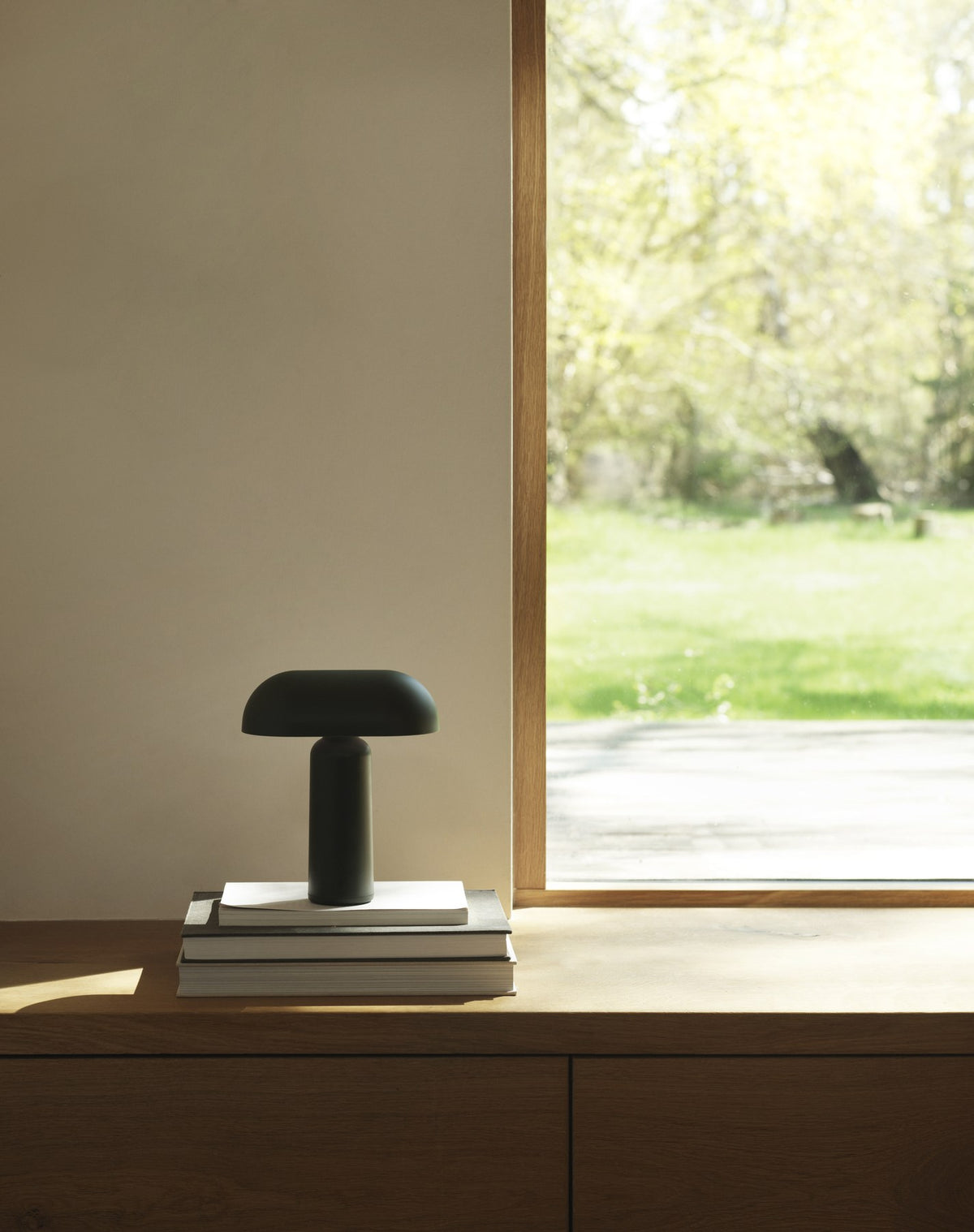 Porta Tischlampe von Normann Copenhagen in Leuchtendes Rot: runder Sockel und zylindrischer Schirm aus ABS-Kunststoff mit Acryl-Diffusor.