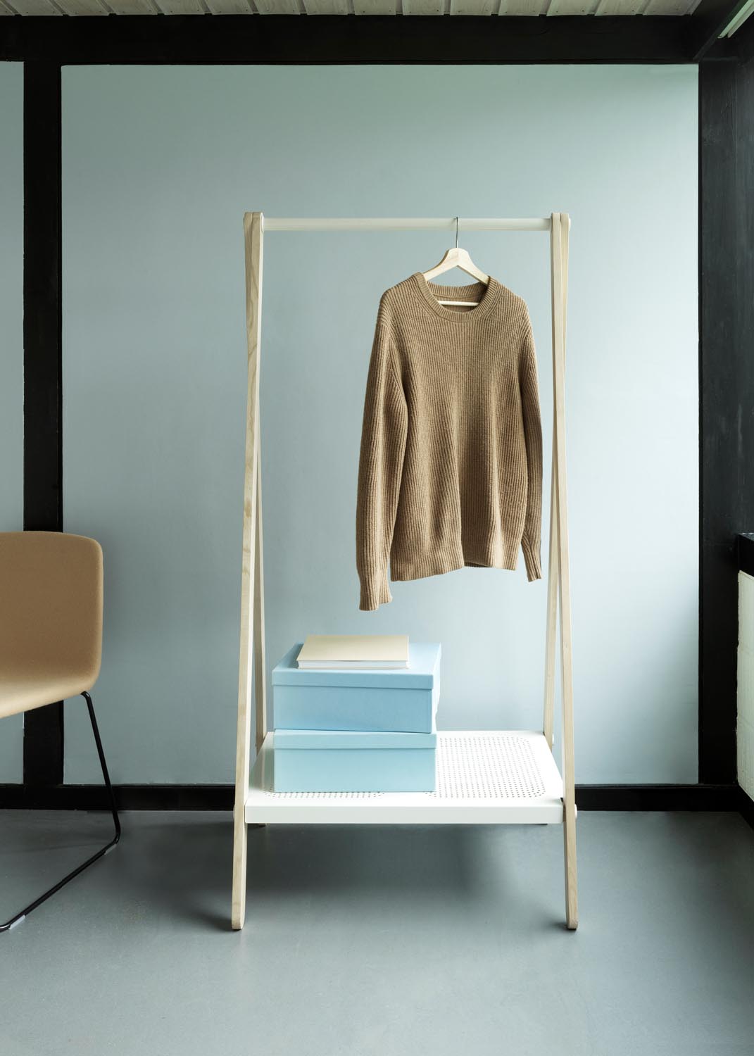 Toj Kleiderständer klein in Weiss präsentiert im Onlineshop von KAQTU Design AG. Kleiderständer ist von Normann Copenhagen