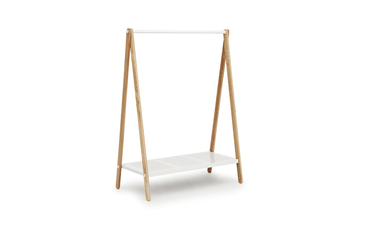 Toj Kleiderständer gross in Weiss präsentiert im Onlineshop von KAQTU Design AG. Kleiderständer ist von Normann Copenhagen