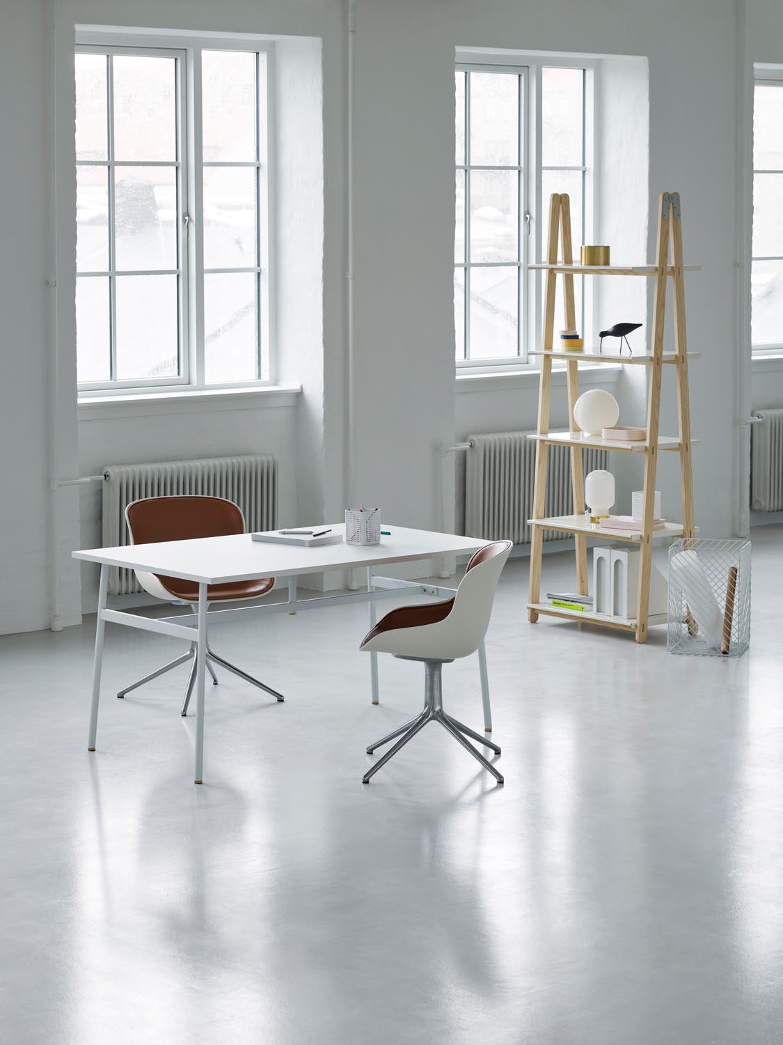 One Step Up Bücherregal in  präsentiert im Onlineshop von KAQTU Design AG. Bücherregal ist von Normann Copenhagen