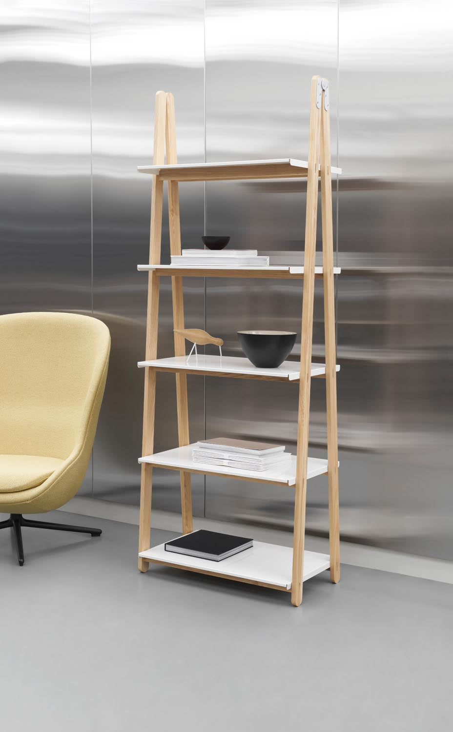 One Step Up Bücherregal in White präsentiert im Onlineshop von KAQTU Design AG. Bücherregal ist von Normann Copenhagen