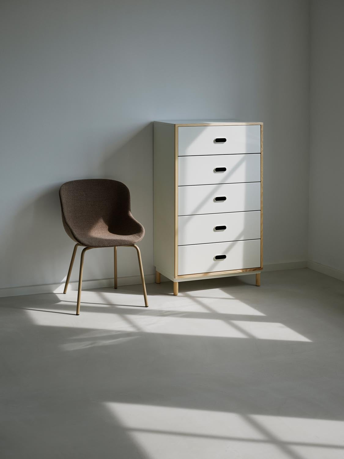 Kabino Sideboard weiss in Weiss präsentiert im Onlineshop von KAQTU Design AG. Sideboard ist von Normann Copenhagen