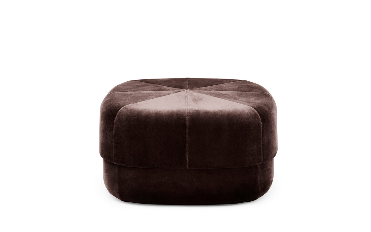 Circus Pouf Gross Coffee/Velour in  präsentiert im Onlineshop von KAQTU Design AG. Pouf ist von Normann Copenhagen