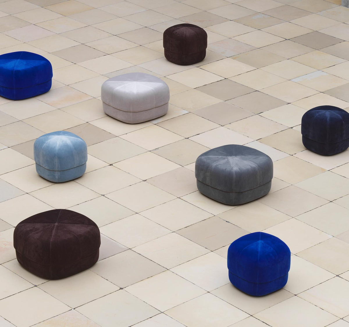 Circus Pouf Gross Coffee/Velour in  präsentiert im Onlineshop von KAQTU Design AG. Pouf ist von Normann Copenhagen