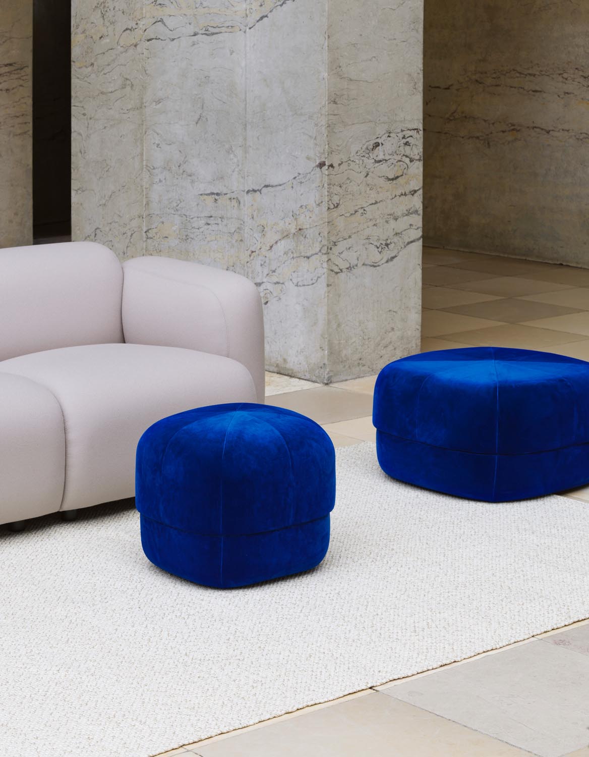 Circus Pouf Klein Blush/Velour in  präsentiert im Onlineshop von KAQTU Design AG. Pouf ist von Normann Copenhagen