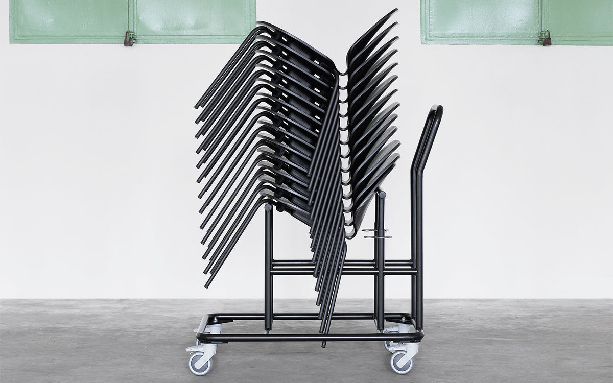 Schwarzer Stuhlwagen aus pulverbeschichtetem Stahl von Normann Copenhagen, schlichte Rahmenkonstruktion zum Stapeln mehrerer Stühle.