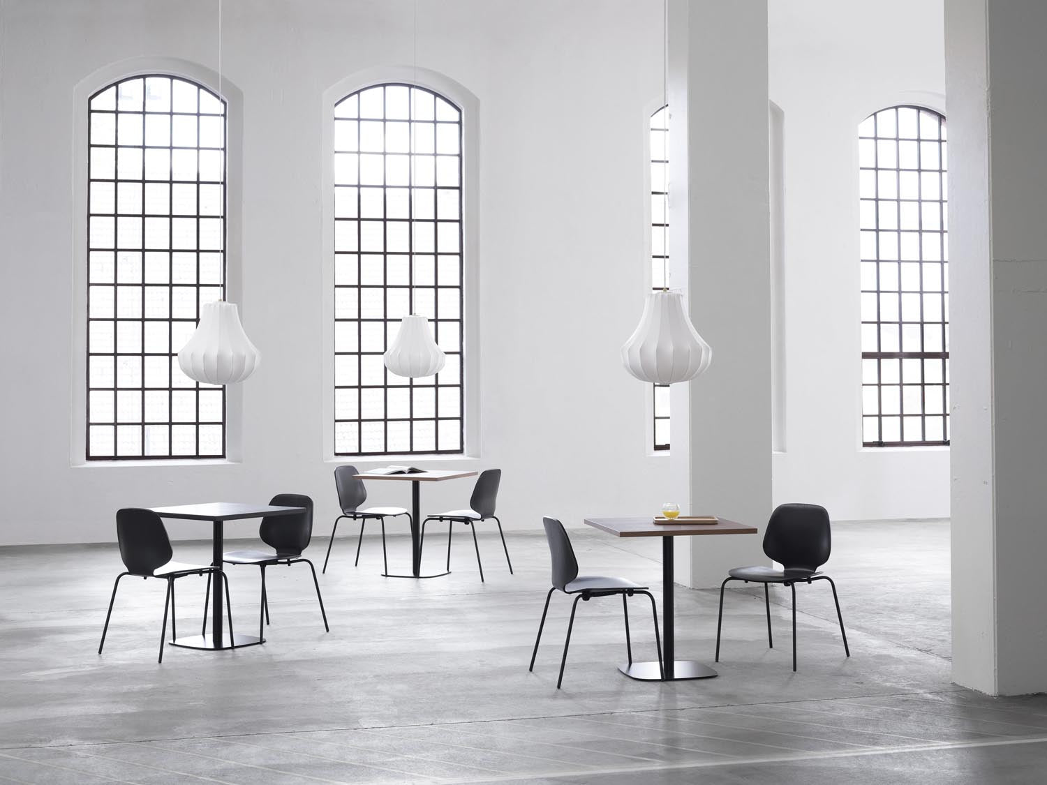 Entdecken Sie den My Chair Eiche von Normann Copenhagen – ein stilvoller, vielseitiger Stuhl, der modernes Design und hohen Komfort vereint.