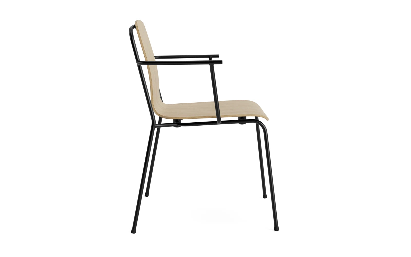 Der Studio Armlehnstuhl von Normann Copenhagen besticht durch sein grafisches Design mit schlankem Stahlrahmen und geformter Schale, ideal für vielseitige Räume.