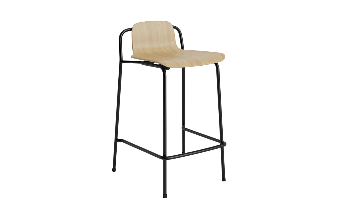 Studio Barhocker 65 cm schwarzes Stahl Eiche in Eiche präsentiert im Onlineshop von KAQTU Design AG. Barstuhl ist von Normann Copenhagen