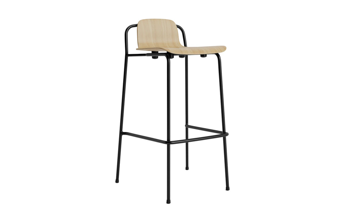 Studio Barhocker 75 cm schwarzes Stahl Eiche in Eiche präsentiert im Onlineshop von KAQTU Design AG. Barstuhl ist von Normann Copenhagen