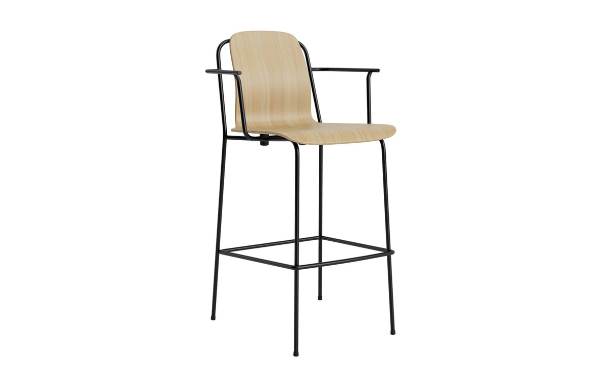 Studio Barstuhl mit Armlehne 75 cm schwarzes Stahl/ Eiche in Eiche präsentiert im Onlineshop von KAQTU Design AG. Barhocker ist von Normann Copenhagen